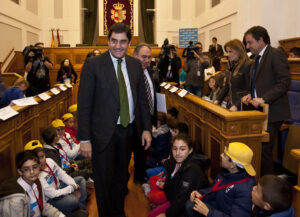 Foto de niños en las cortes