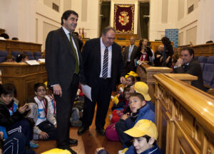 Foto de niños en las cortes