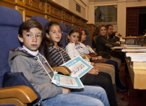 Foto de niños en las cortes