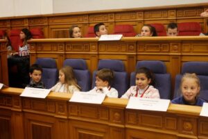 Foto de niños en las cortes