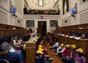 Foto de niños en las cortes